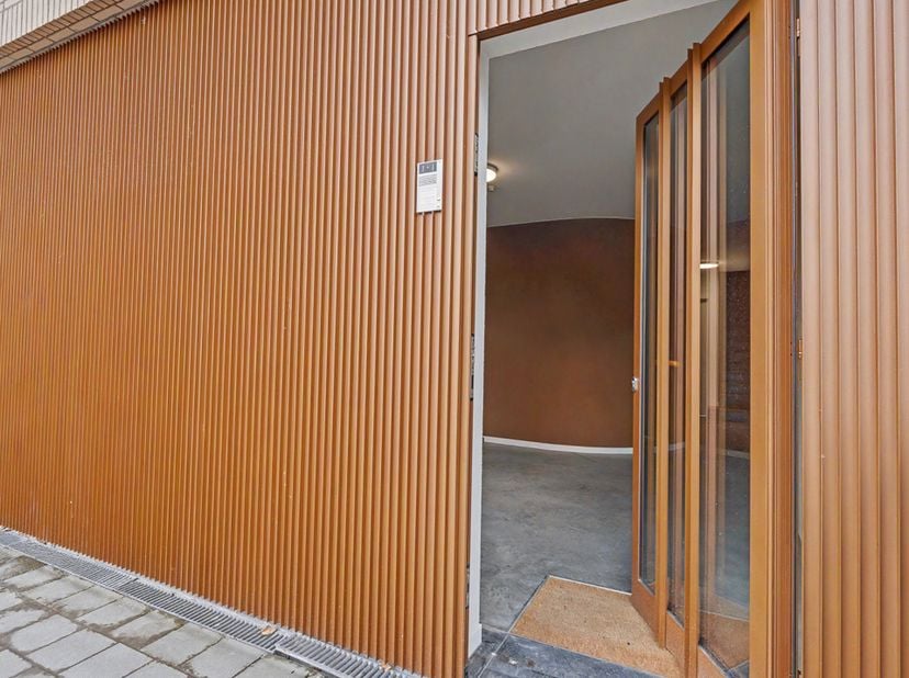 Op zoek naar een hedendaagse woning met een verrassend grote buitenruimte op een toplocatie nabij de Leie? Deze volledig vernieuwde stadswoning onder