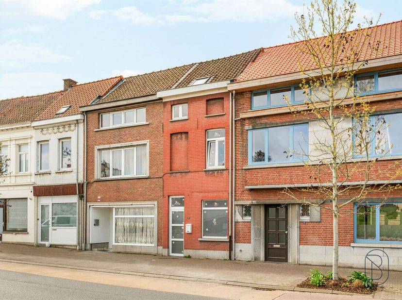 Découvrez cette maison prête à emménager avec 3 chambres et jardin, idéalement située à proximité du centre de Renaix et du Parc communal.<br />
Dispo