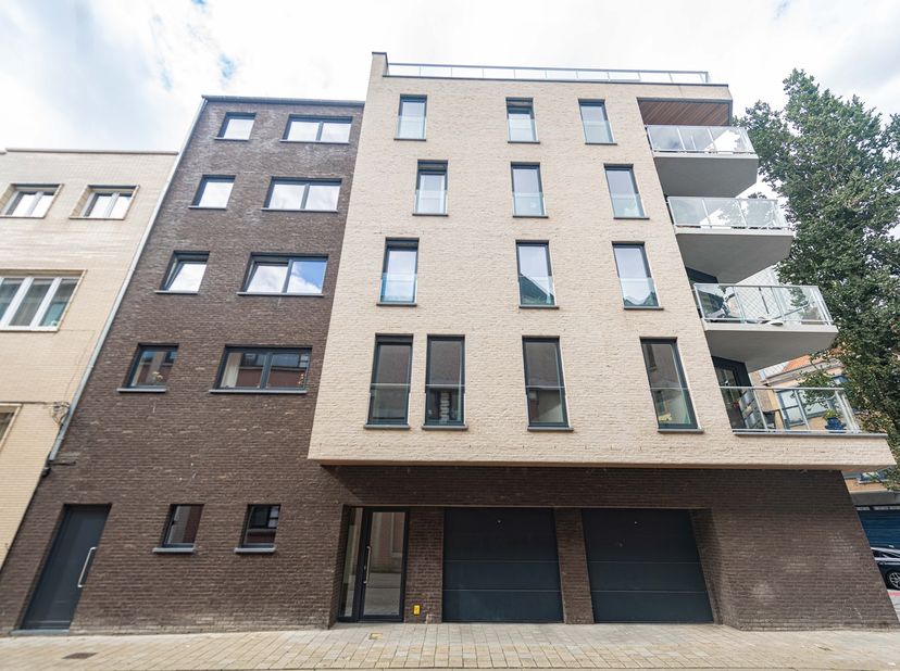 Nieuwbouw dakappartement op loopafstand van de Visserskaai.<br />
met inkomhal, living met open ingerichte keuken, berging, badkamer met inloopdouche,