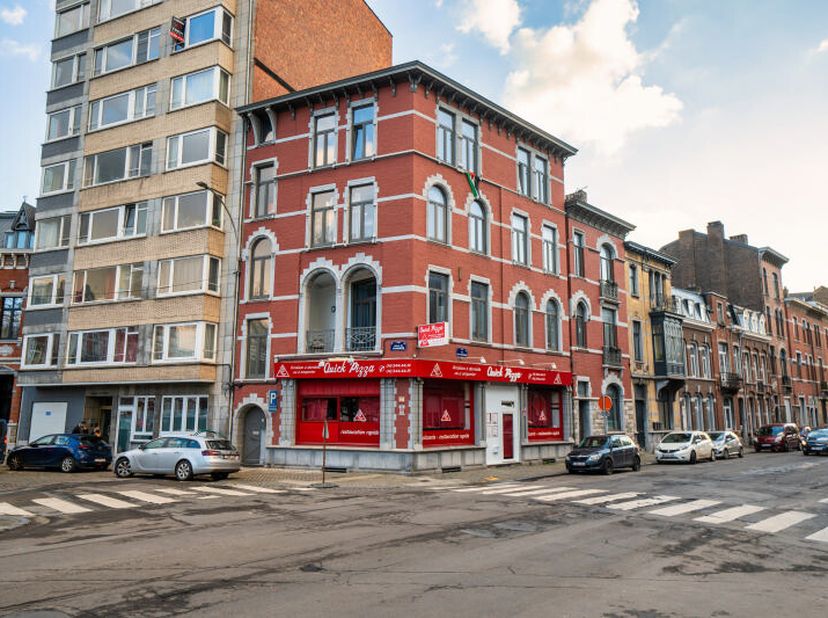 Bel immeuble de rapport entièrement loué (+/ - 456m² d'après PEB et plans) idéalement situé dans le quartier d'Outremeuse comprenant un rez commercial