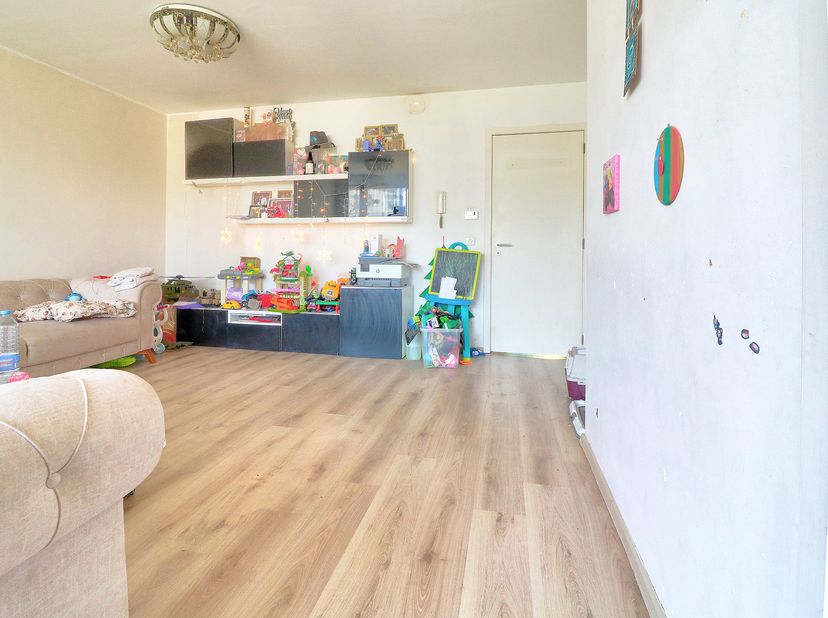 Lumineux et spacieux appartement de +- 93 m² avec une terrasse de 8,70 m². Il est composé de :<br />
<br />
<br />
<br />
1 Hall d’entrée avec toilett