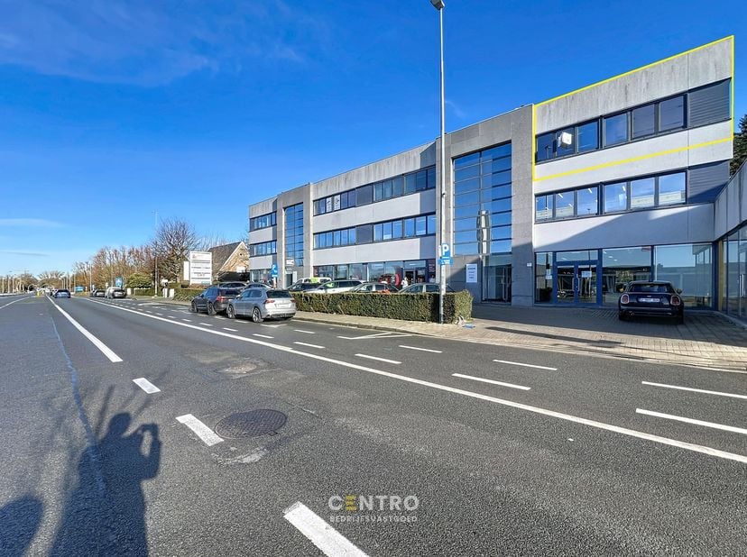 Benaderende OPPERVLAKTEN:<br />
Constructie - bewoonbare oppervlakten<br />
Kantoor: 175m²&amp;nbsp;<br />
Parkeerplaatsen: 6 private + bezoekersparking<b