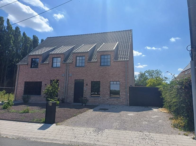 Deze nieuwbouwvilla bevindt zich in een rustige straat te Wevelgem. Deze villa bevindt zich op een ruime tuin van circa 570m² en is gloednieuw. De tui