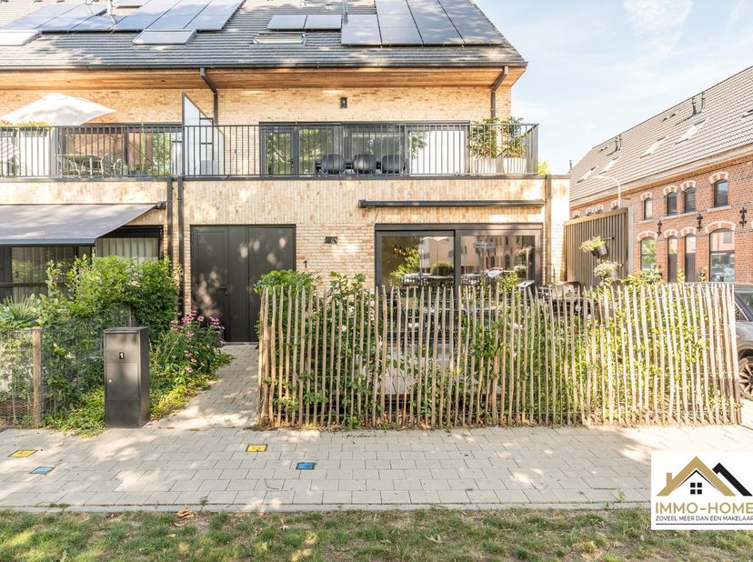 Dit moderne gelijkvloerse appartement vinden we terug op een bijzondere locatie aan een mooi parkje, vlakbij het centrum van Lokeren. Via je private i