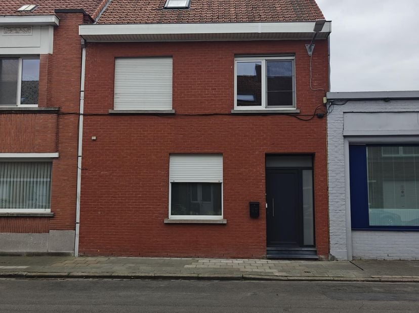 Indeling van de woning: <br />
<br />
Gelijkvloers:<br />
- Inkomhal met afzonderlijk toilet en bergruimte met rechtstreekse toegang tot een stadstuin