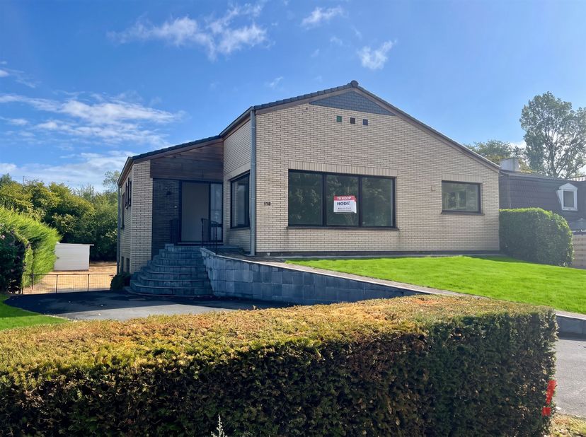 Recent gerenoveerde woning met een terreinoppervlakte van 1074 m2. DIt pand omvat een inkomhal met gastentoilet, woonkamer met electrische rolluiken,