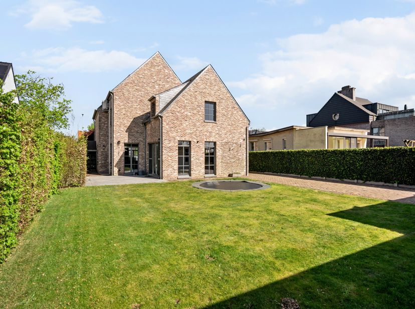 Deze prachtige open bebouwing uit 2008 verkeert in uitstekende staat van onderhoud en is volledig instapklaar. De woning is energiezuinig en combineer