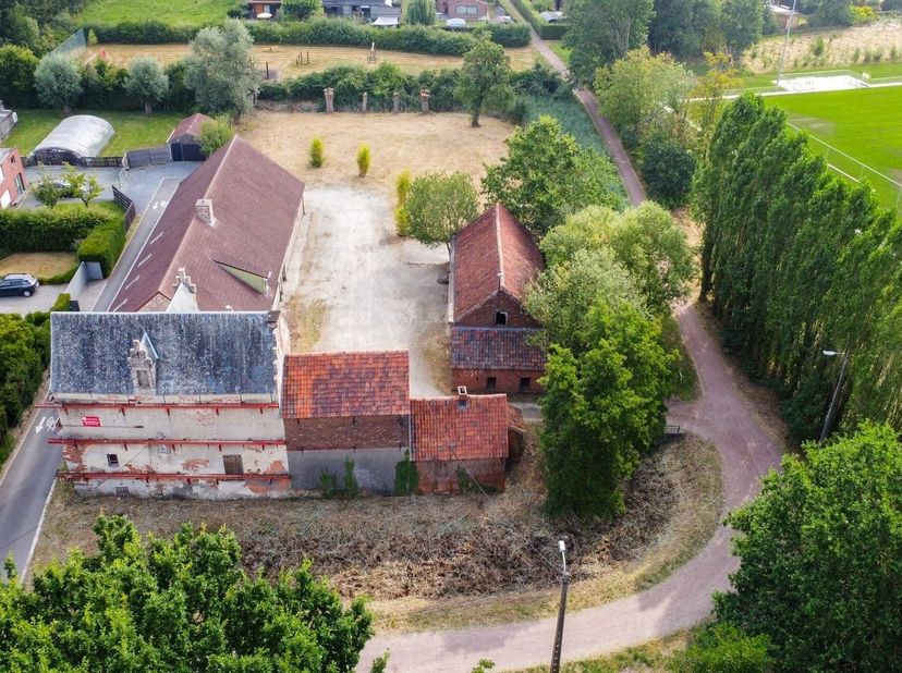 Midden in een groene, rustige omgeving ligt een uitzonderlijke erfgoedsite die wacht op een nieuwe invulling. De Schranshoeve biedt een zeldzame combi