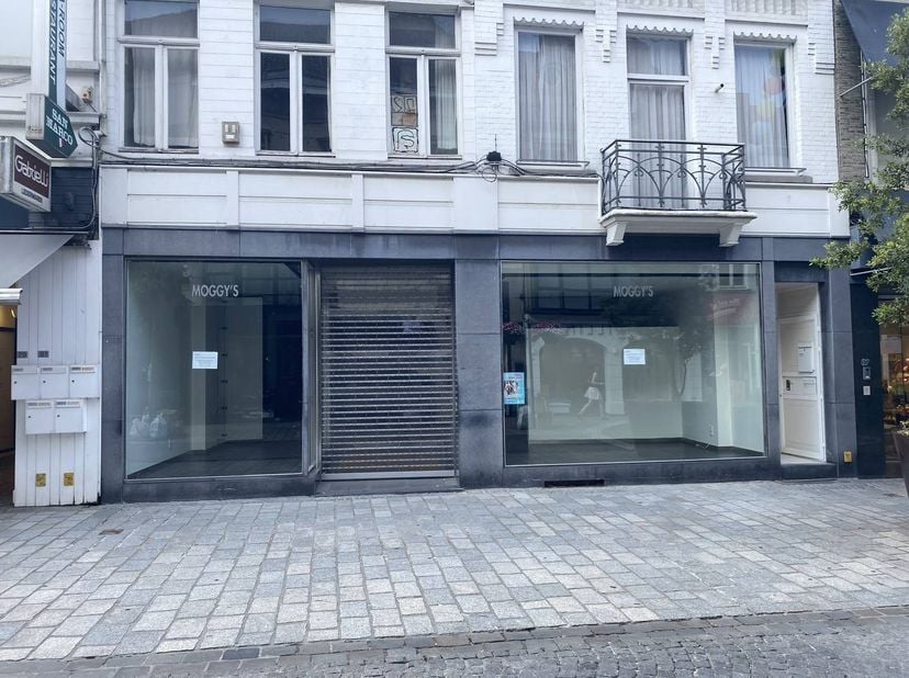 In de Ooststraat te Roeselare bevindt zich dit handelspand te huur van ca. 220 m² met een gevelbreedte van ca. 9 m. <br />
<br />
Stockageruimte + bur