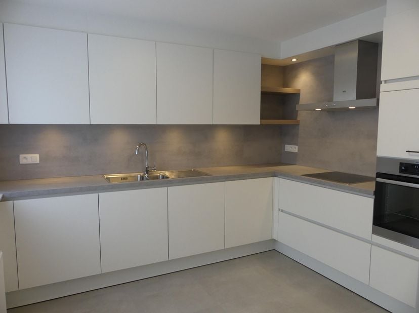 Ruim gelijkvloers appartement in klein blok van 4 appartementen. Alle comfort aanwezig, energiegunstig, volledig geïnstalleerde keuken (vaatwas, oven,