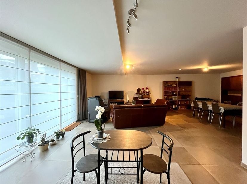 Gelijkvloers appartement met tuin in centrum Herentals<br />
Ligging: In het centrum van Herentals, over het kerkplein. <br />
Indeling: Inkomhal, rui