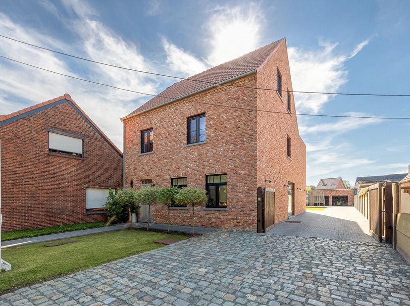 Ontdek deze recente, energiezuinige gezinswoning met gezellige tuin, gelegen aan de Heldenweg 8B in Beerse. De woning bevindt zich tegenover natuurgeb