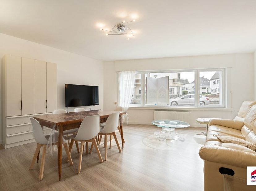 Te koop: instapklaar appartement in het centrum van Koksijde, op korte wandelafstand van de zeedijk en de duinen. 2 parkingplaatsen inclusief! Dit app
