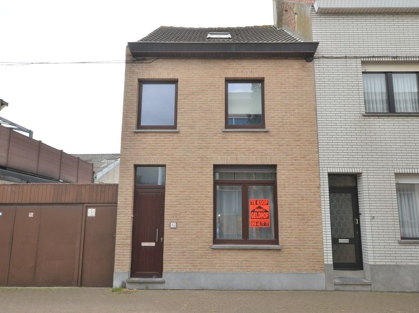 Indeling:<br />
<br />
Inkomhall, berging onder de trap, woonkamer, keuken, badkamer met wastafel, inloopdouche, wasplaats en toilet, 2 slaapkamers, z