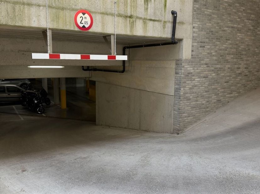 Bent u het beu om dagelijks rondjes te rijden op zoek naar een parkeerplaats in de buurt van de Dambruggestraat en het Sint-Jansplein? Zoekt u een vei