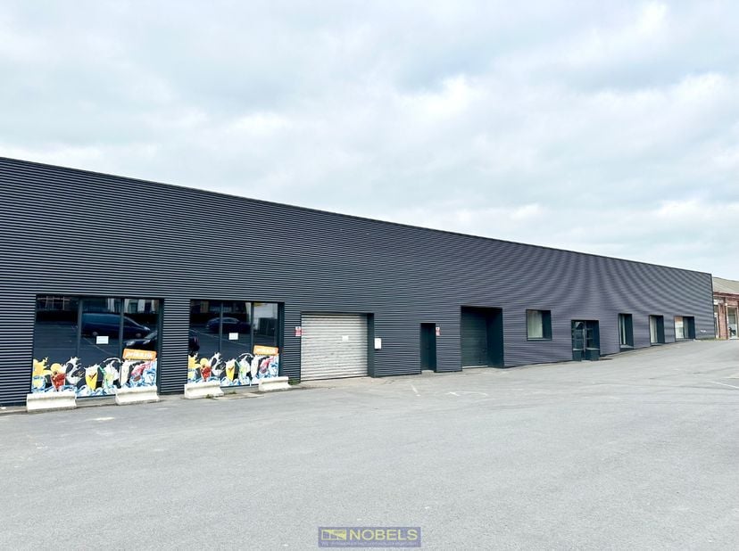 Te huur ruim, industrieel magazijn gelegen te Ronse<br />
<br />
Dit EXCLUSIEVE MAGAZIJN biedt UITSTEKENDE OPSLAGMOGELIJKHEDEN en is STRATEGISCH GELEG
