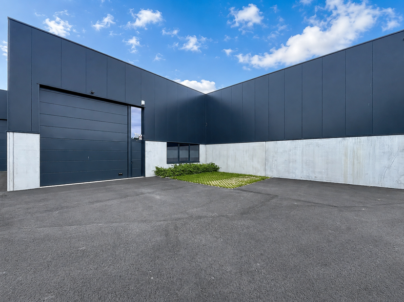 Cellule PME de 147 m² située à Mouscron, à proximité du boulevard des Alliés, de la zone industrielle et du Centre Commercial Les Dauphins !<br />
2 p