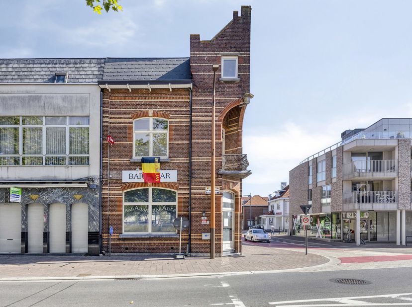 Karaktervol handelspand met ruim appartement op toplocatie in Maasmechelen.<br />
Tegenover het gemeentehuis en op een uiterst zichtbare locatie bevin