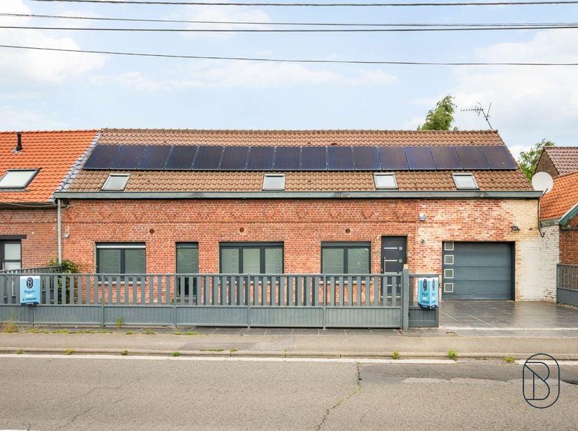 Deze onlangs gerenoveerde rijwoning ligt in het hart van Néchin, vlak bij de grens, en biedt ongeveer 250 m² woonoppervlakte op een mooi perceel van 1
