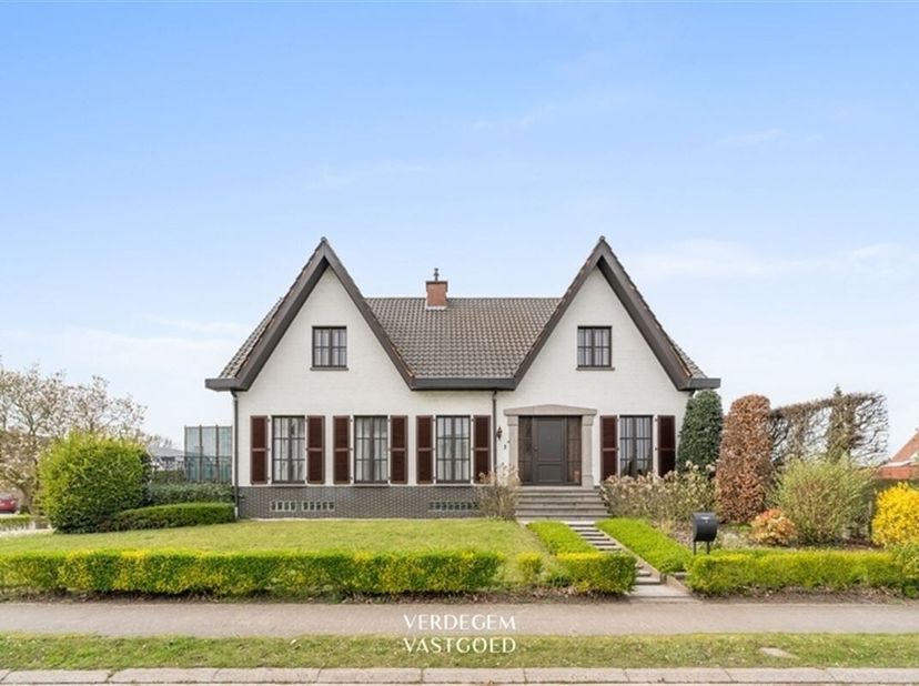 Wonen in stijl en ruimte<br />
Deze woning straalt karakter en aanwezigheid uit vanaf het eerste moment. <br />
De gevel heeft een statige uitstraling