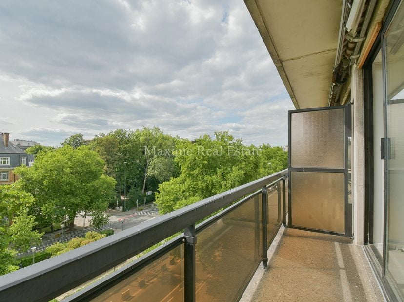 Maxime Real Estate biedt u een studio aan.<br />
Uitstekende locatie dicht bij de Montgomery rotonde en alle faciliteiten (metro-tram-bus, winkels, re
