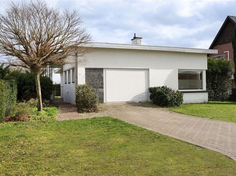 Gelijkvloerse lichtrijke open bebouwing met 3 slaapkamers en zonnige tuin <br />
Omgeving:<br />
+ Centraal en gunstig gelegen tussen Hasselt en Zonho