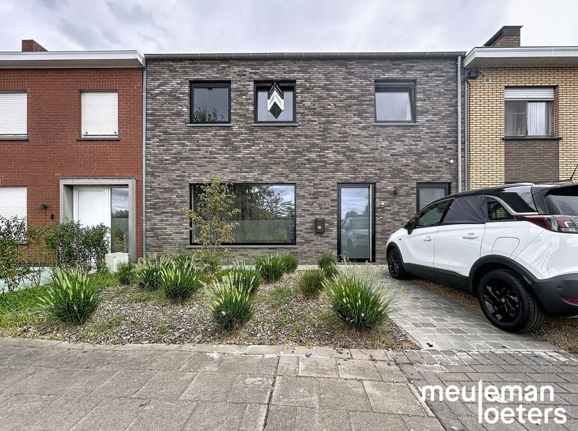 Ruime nieuwbouwwoning op zeer rustige locatie nabij de warandeputten te Moerbrugge.<br />
<br />
Bij het betreden van de woning is een ruime inkomhal