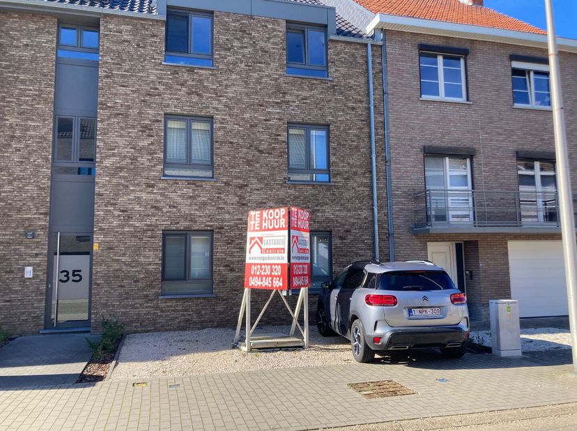 Bovengrondse autostaanplaats te huur in de Linderstraat 35 te Tongeren.<br />
Het gaat hier over de linkse autostaanplaats (parking 3).<br />
Voor mee