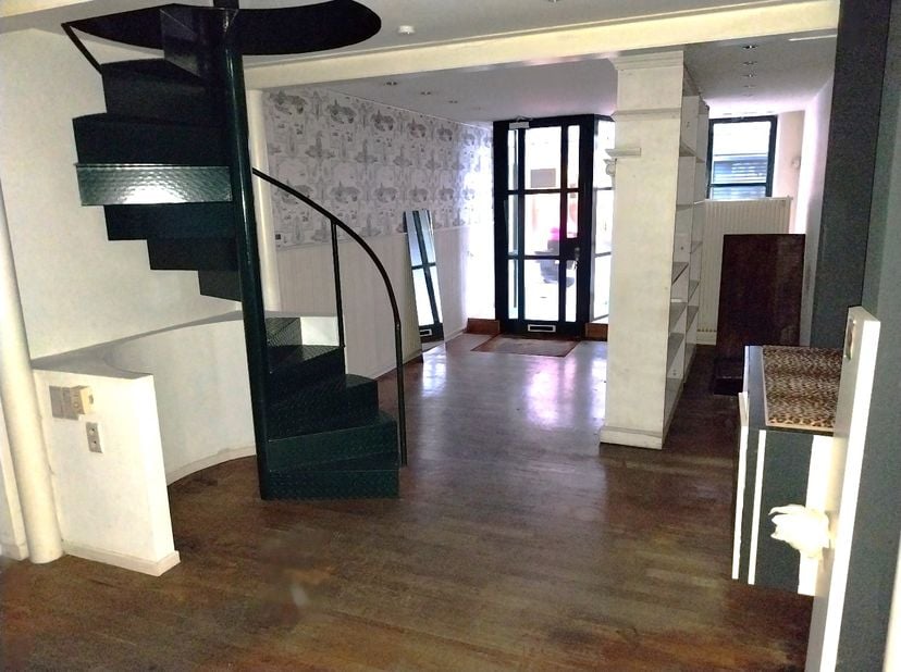 Ben je op zoek naar een unieke handelslocatie in het bruisende centrum van Hasselt? Dan is dit karaktervolle handelspand in de gezellige Ridderstraat