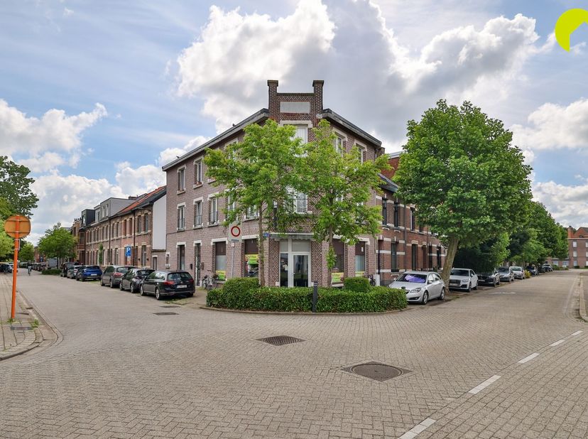IN OPTIE!<br />
Dit appartement met 2 slaapkamers vinden we terug op de hoek van de Mayerlei en de Wolschaerderveldenstraat. Aan de overzijde van het