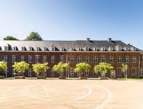                                        Bureaux à louer à Dilbeek, € 929

