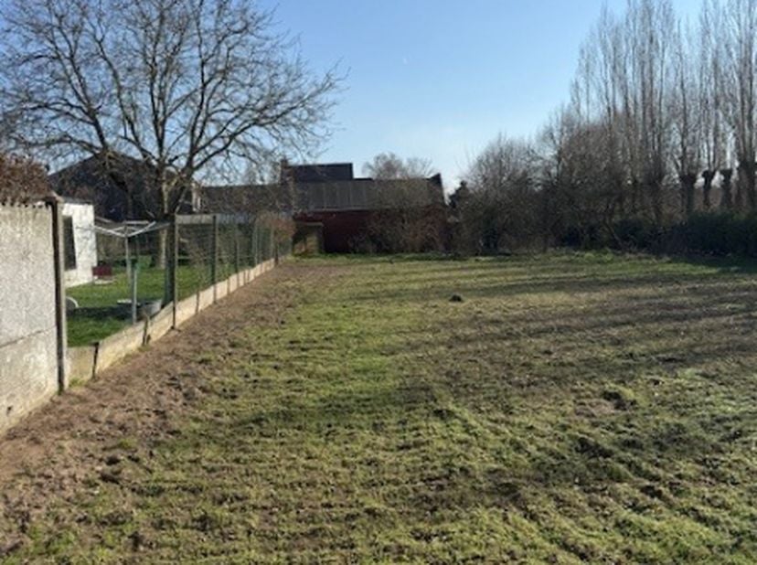 Op zoek naar een bouwgrond op een centrale ligging met alle voorzieningen binnen handbereik? Deze bouwgrond in het centrum van Ingelmunster biedt een