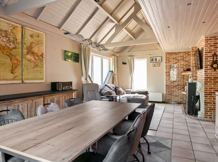 Deze charmante HOB  in de Hogenakkerstraat biedt alles wat een gezin nodig heeft: drie slaapkamers, een gezellige tuin, garage en een ruime oprit.<br