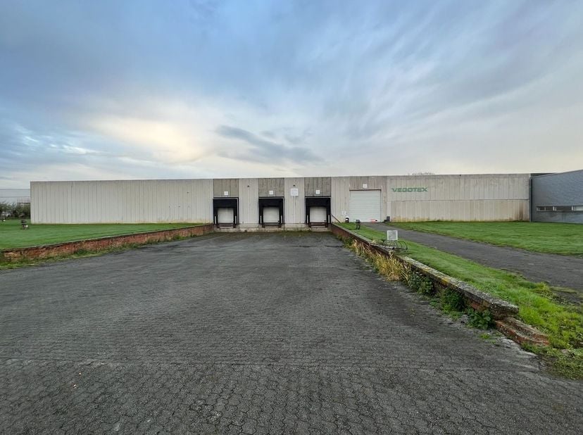 Uitstekend gelegen bedrijfsgebouw met verschillende mogelijkheden, bestaande uit een ruime magazijnruimte van 7.850 m² (hal C) en gelegen op zichtloca