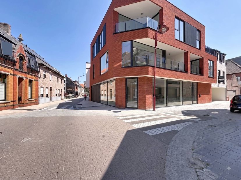 Vous recherchez un local commercial au look professionnel ? Cet espace de plain-pied d'environ 140 m² avec une large façade est idéalement situé à l'a