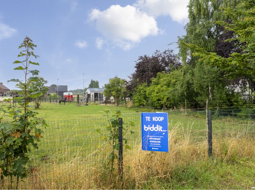 In GINGELOM, deelgemeente VORSEN (landelijk gelegen) vinden we dit ruime perceel bouwgrond voor een half-vrijstaande woning terug. Rustig gelegen, doc