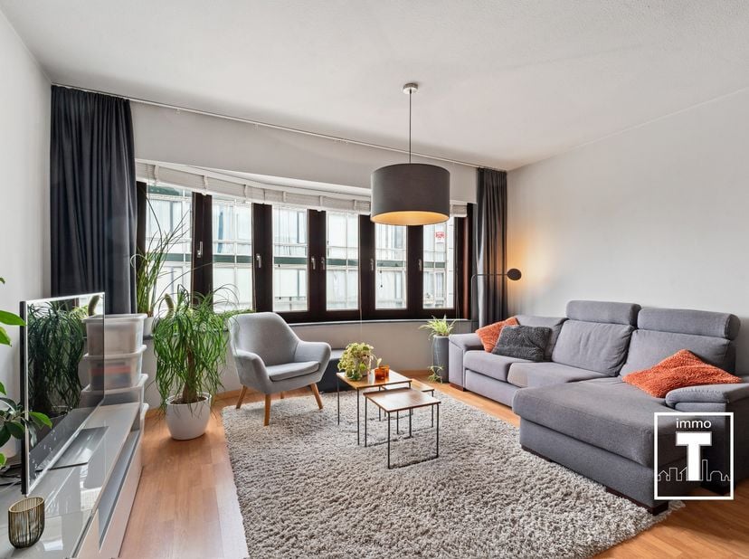 Dit instapklare appartement op de vierde verdieping is uitstekend gelegen aan de Coupure Rechts in Gent, één van de meest gegeerde locaties van de sta