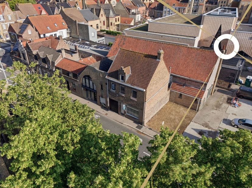 Op zoek naar een ruime gezinswoning op een centrale ligging? Deze charmante halfopen bebouwing in het centrum van Diksmuide biedt tal van mogelijkhede