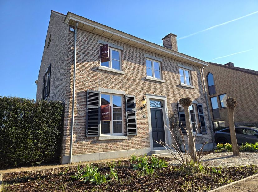 Deze charmante landelijke villa van maar liefst 260m², gelegen in een rustige, groene omgeving biedt een unieke combinatie van ruimte, stijl en comfor