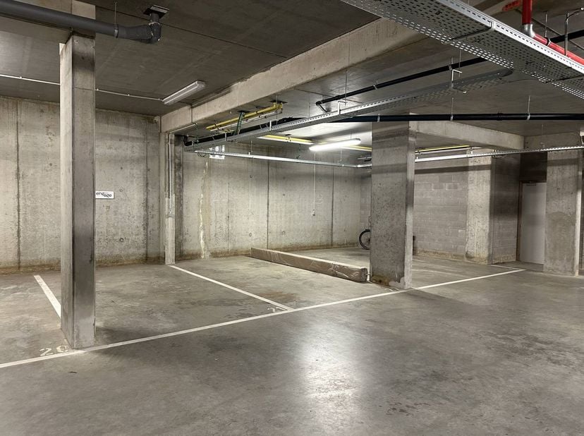 De autostaanplaats heeft een oppervlakte van 12,5 m² en bevindt zich in de kelderverdieping van het appartementsgebouw Residentie L'Estrade, strategis