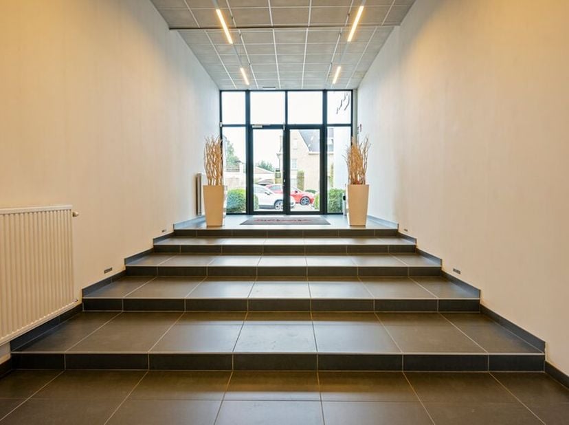 Recente industriële bouw gelegen aan de Tiensesteenweg 240 te Sint-Truiden.<br />
Ideaal voor zowel logistiek als productie met aansluitend voldoende