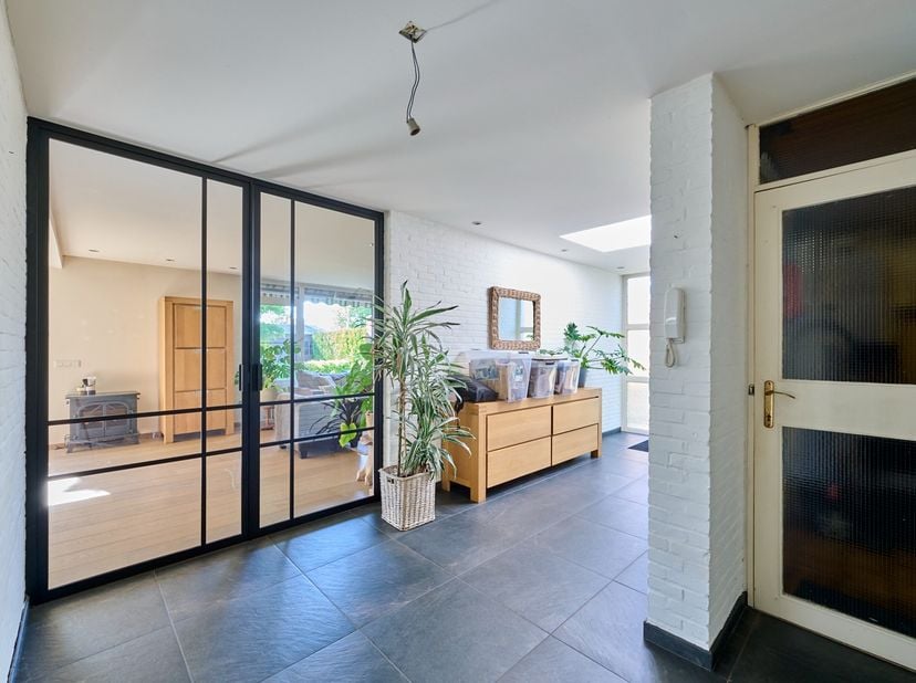 Bent u op zoek naar een comfortabele woning op een uitstekende locatie? Deze goed onderhouden gelijkvloerse woning biedt alles wat u nodig heeft voor