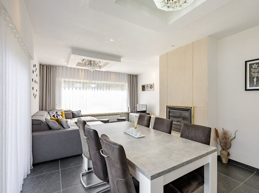 Bent u op zoek naar een lbungalow in Waarschoot ? Deze gerenoveerde gelijkvloerse woning beschikt over drie slaapkamers, een lichtrijke leefruimte en