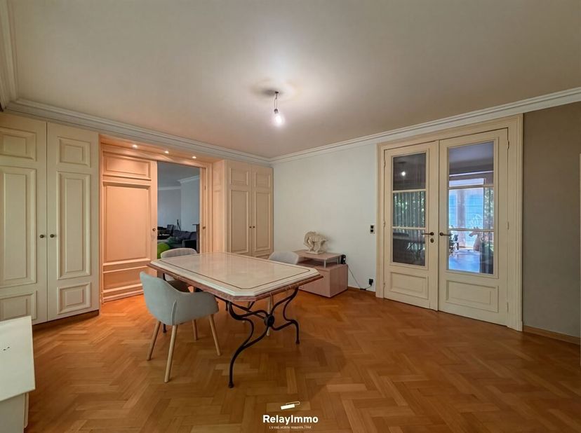 Nous avons le plaisir de vous présenter cet appartement de caractère de ± 124 m², situé à l'entrée de Tournai, qui conjugue charme d'époque et moderni