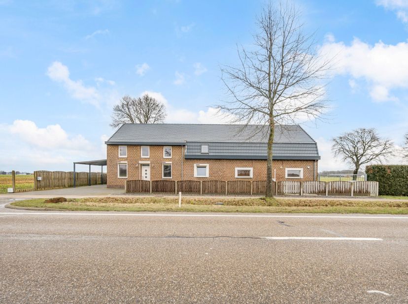 Deze vrijstaande woning met aangrenzende, uitgeruste stalling / loods werd gerenoveerd in 2016 en is gelegen op een perceel van 72a14ca.<br />
TROEVEN