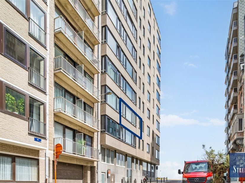 Ce studio spacieux et lumineux est situé au deuxième étage de la résidence Silversant, très bien entretenue, dans un emplacement de choix à proximité