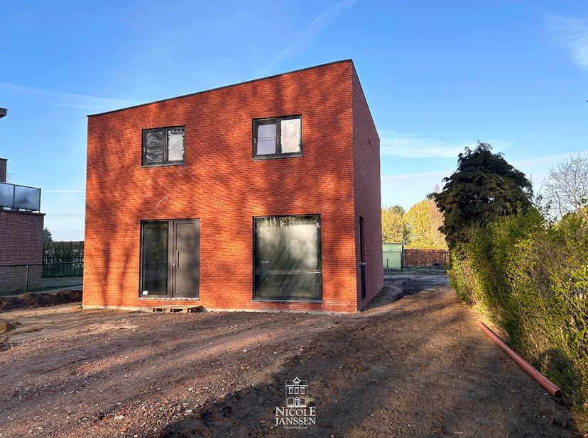 Deze nieuwbouwwoning ligt op een mooie locatie in het charmante Kessenich, bekend om zijn natuur en authentiek karakter. Dankzij de gunstige ligging z