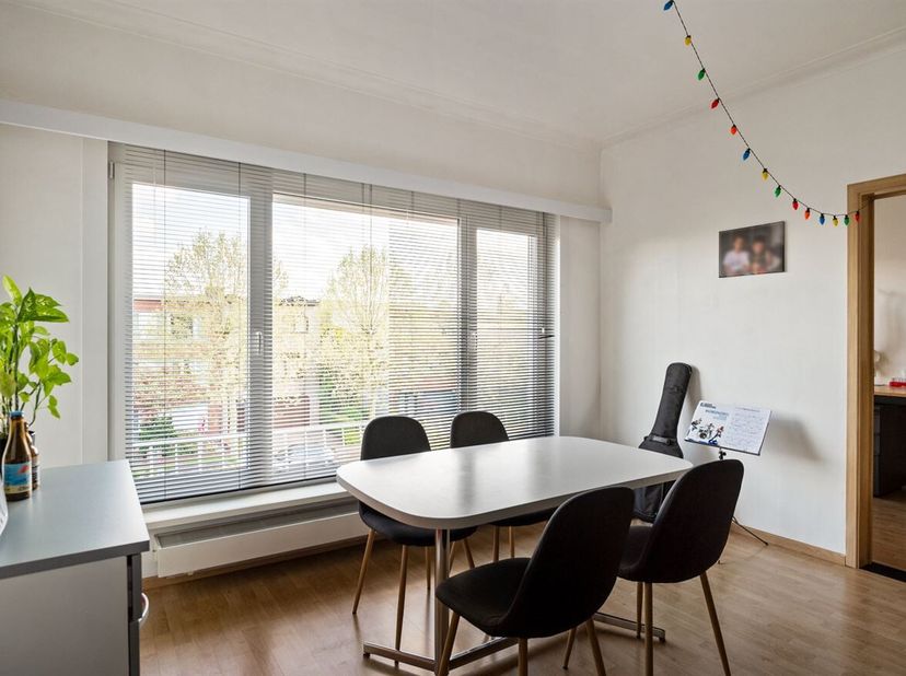 Dans ce petit immeuble sans ascenseur, vous trouverez cet appartement confortable et accueillant au deuxième étage. La propriété est située au calme d