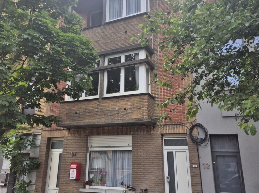 Karaktervolle woning met 2 appartementen in Gentbrugge(Steenvoordelaan)Unieke investeringskans! Deze ruime woning aan de Steenvoordelaan in Gentbrugge