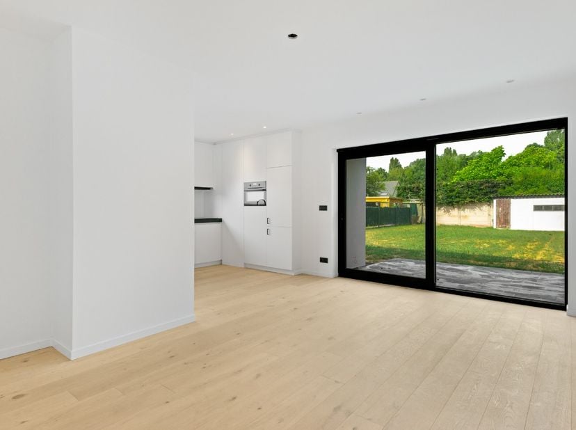 Deze volledig gerenoveerde laagbouwwoning is geweldig gelegen, in een doodlopende straat in het rustige Berendrecht. Winkels, scholen en het openbaar